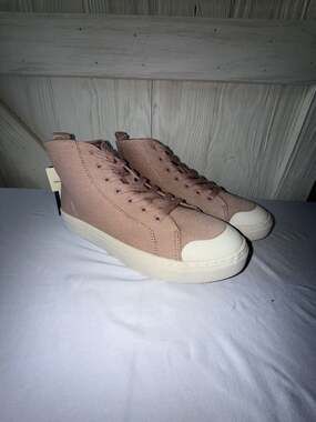 Universal Thread Jolie High Top Canvas Sneakers in Mauve (b5)
